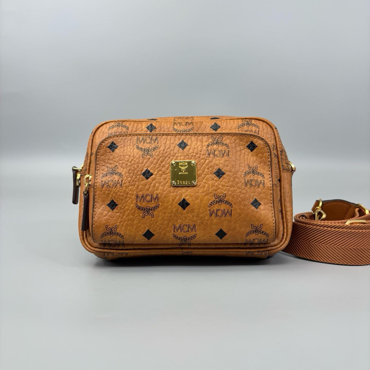 [Pre-Owned] Classic Monogram Zip Leather Camera Bag - Very Good #1EPWT5B ONE SIZE