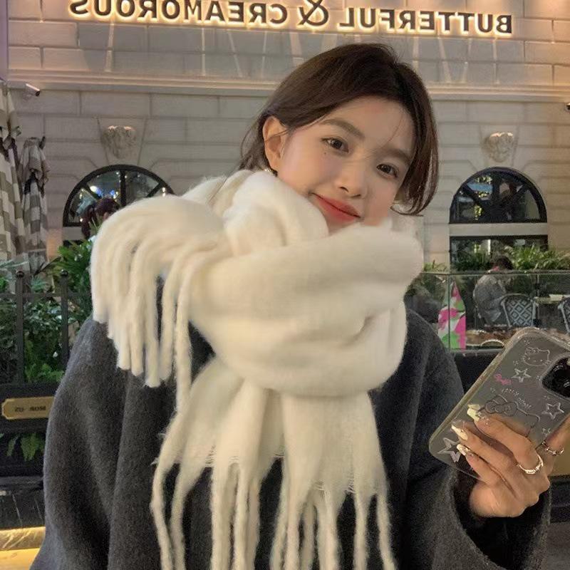 Fular de iarnă colorat cu ciucuri de blană pentru femei - În dungi, călduros și versatil