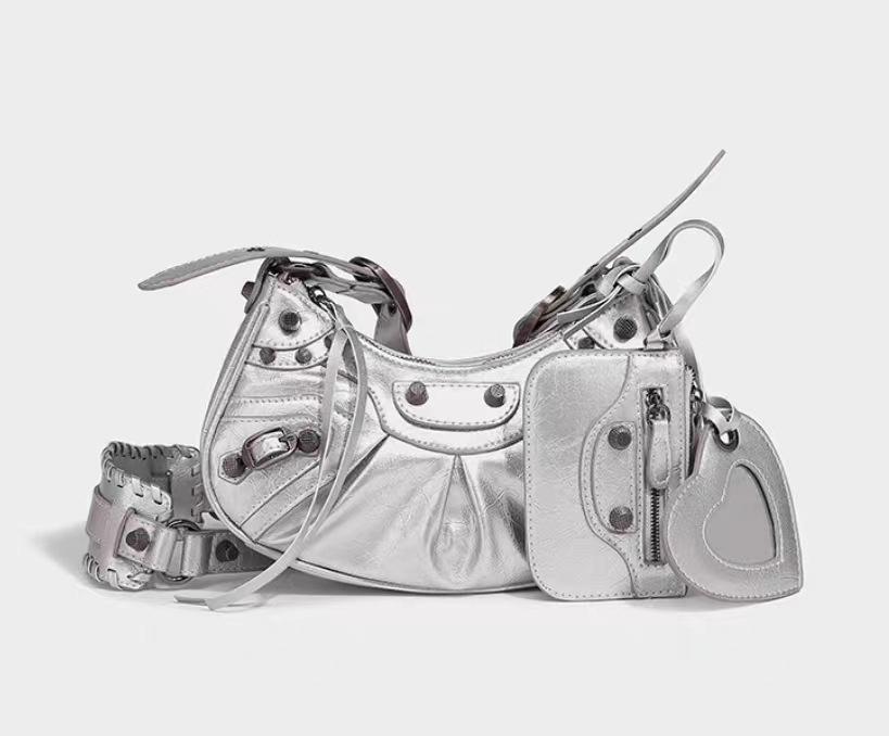 

Новая сумка-подмышка в стиле панк-шик для байкера — многофункциональная плиссированная сумка через плечо с заклепками и кисточками, с кромкой Y2K для ночных клубов и улиц серебряный