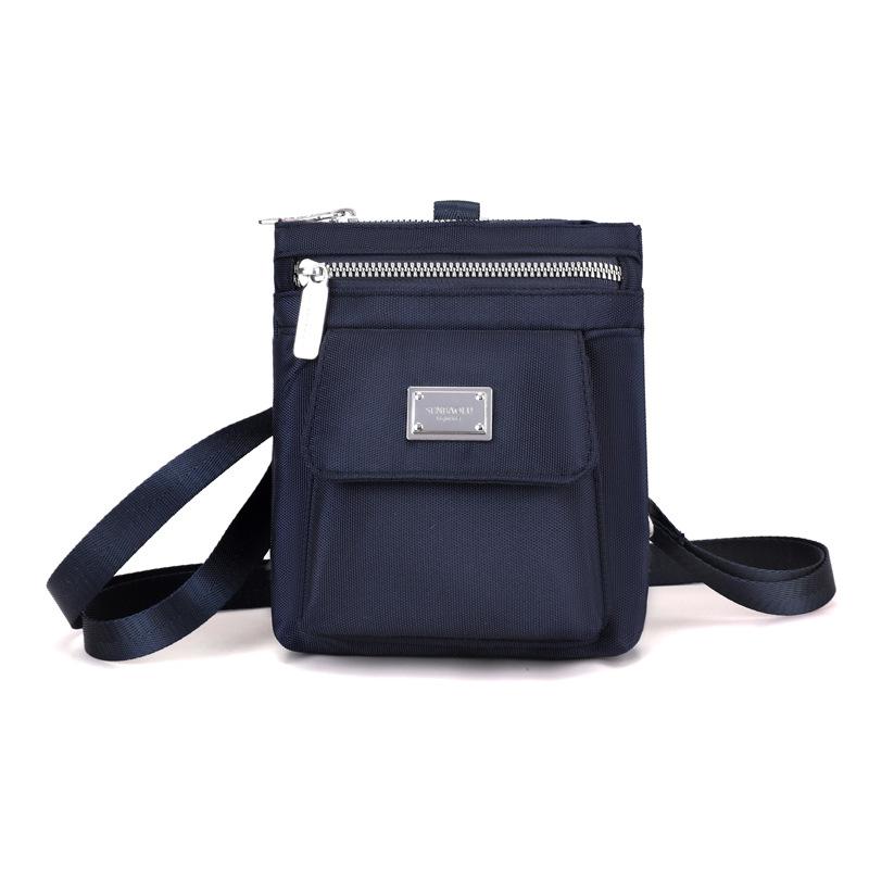 Bolso Cruzado Compacto de Nailon para Mujer – Diseño Ligero y Resistente al Agua con Placa Metálica con Logo y Múltiples Bolsillos, Ideal para el Uso Diario