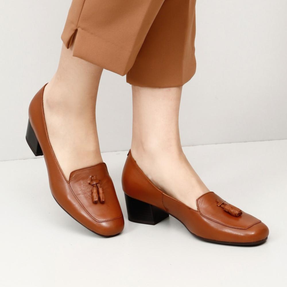 

Светло-коричневые антикварные женские туфли из натуральной кожи на плоской подошве на коротком толстом каблуке с кисточками
