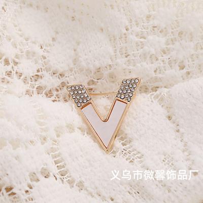 Korean Creative Letter V Brooch for Fashion Temperament High-end Suit Badge Accessories