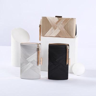 Borsa da sera in raso setoso con nappa e catena