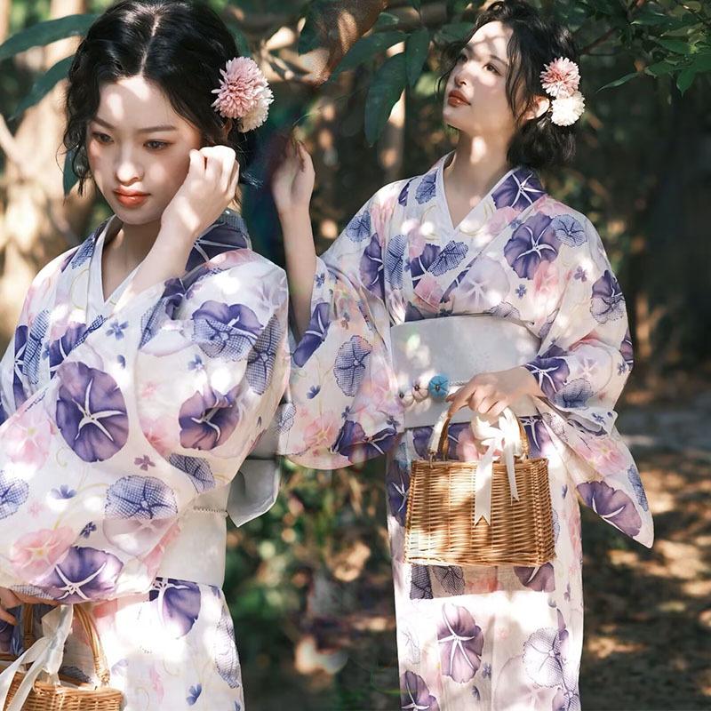 Dámské japonské kimono a yukata šaty pro formální fotografování