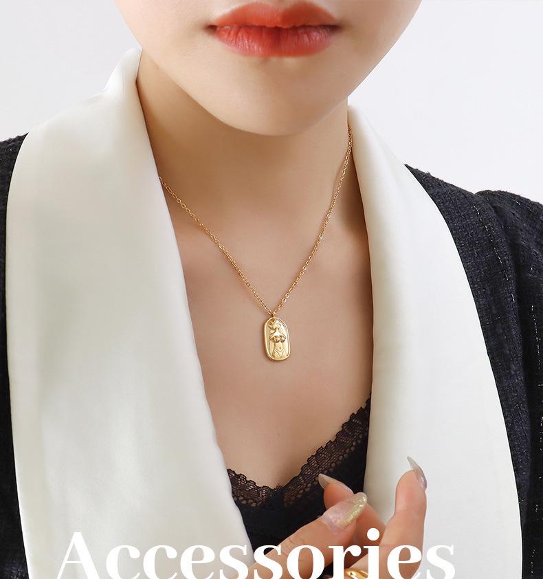 European & American Sexy Oval Pendant Designer Necklace with Embossed Figure on Versatile O-Shaped Chain