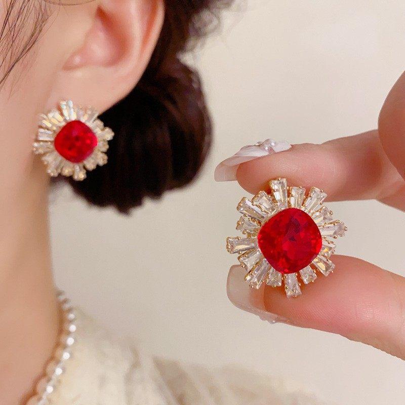 

Silver needle zircon round stud earrings personalized retro court style fashion temperament earrings light luxury high-end earrings