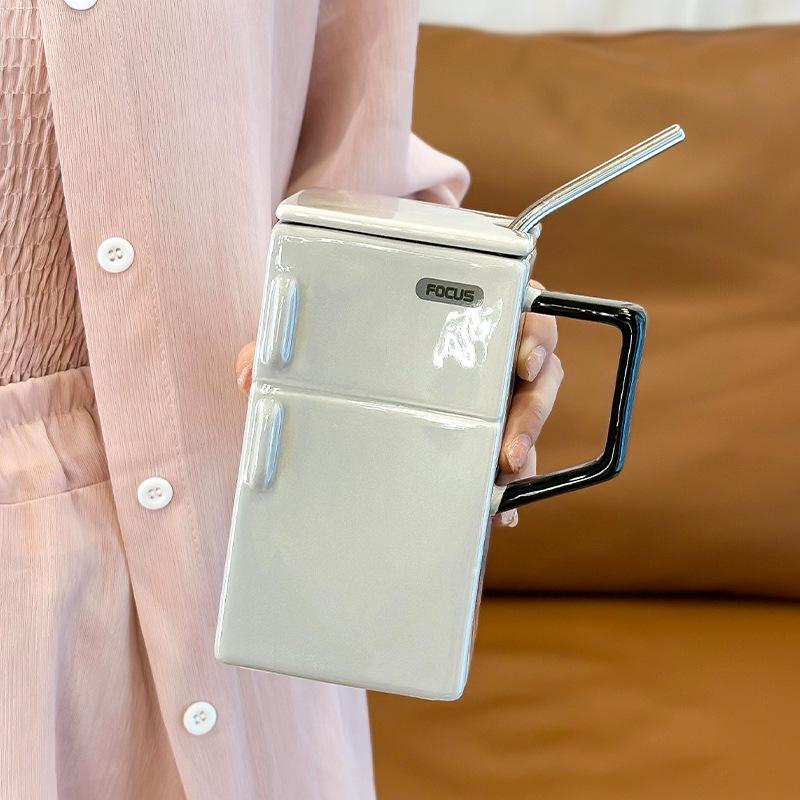 

Vintage Mini Fridge Design Ceramic Cup with Lid Straw Retro Insulated Coffee Mug for Home Office Kitchen Use світло-сірого кольору