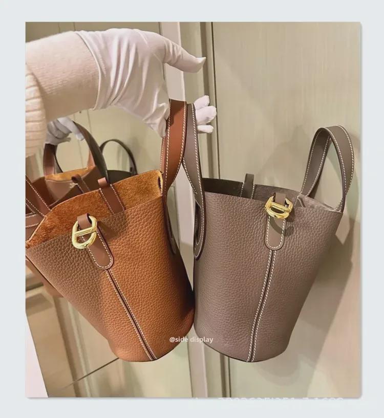 Handväska i äkta koskinn för kvinnor - Vår 2023 Hinkväska med Grisnäsa-design och Enkel Axelrem