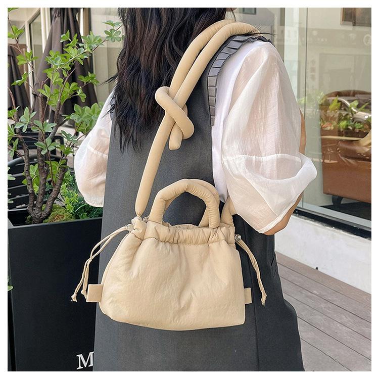Damen Casual Einzelschultertasche Große Kapazität Nyl Rucksack Damen Daunenbaumwolle Winter Tragetasche Tragbare Make-up Handtasche