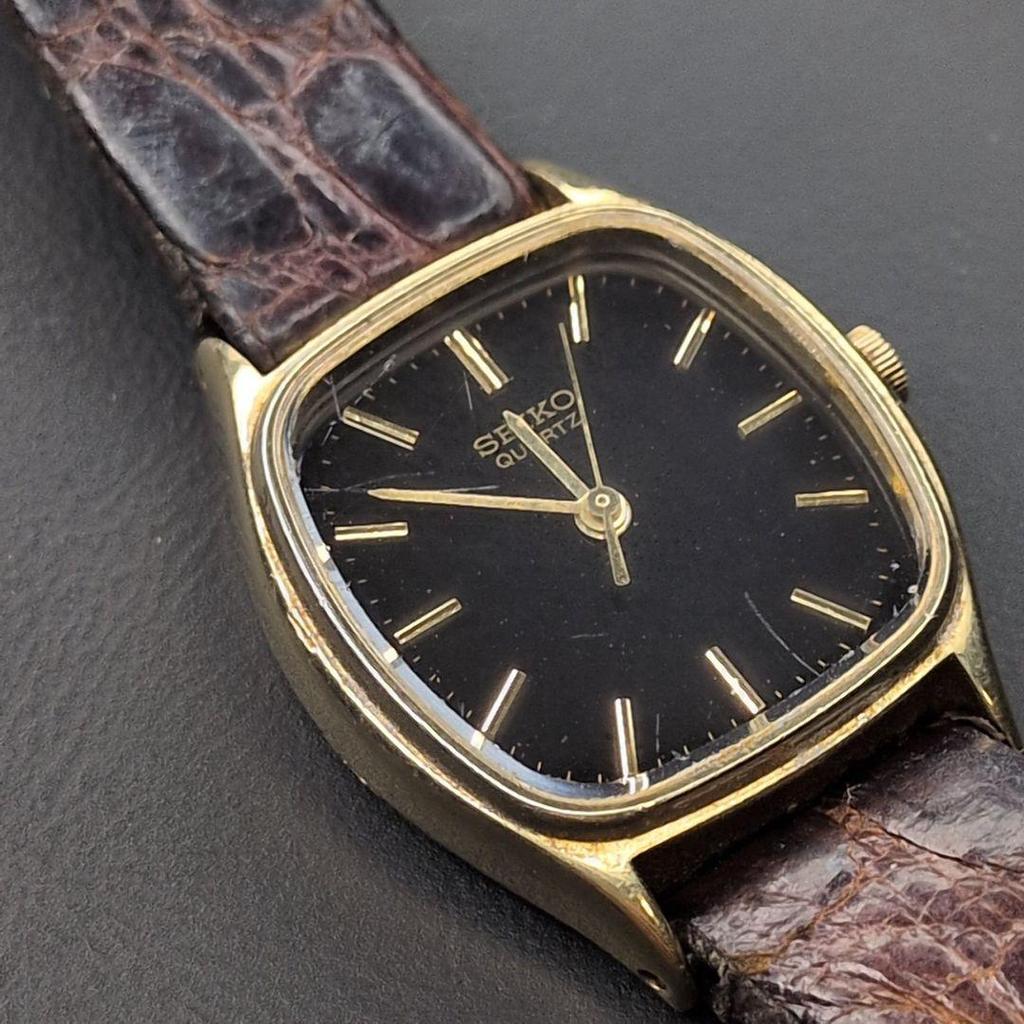 Gebruikt Werkende staat SEIKO Quartz Dameshorloge Zwarte Wijzerplaat Goud