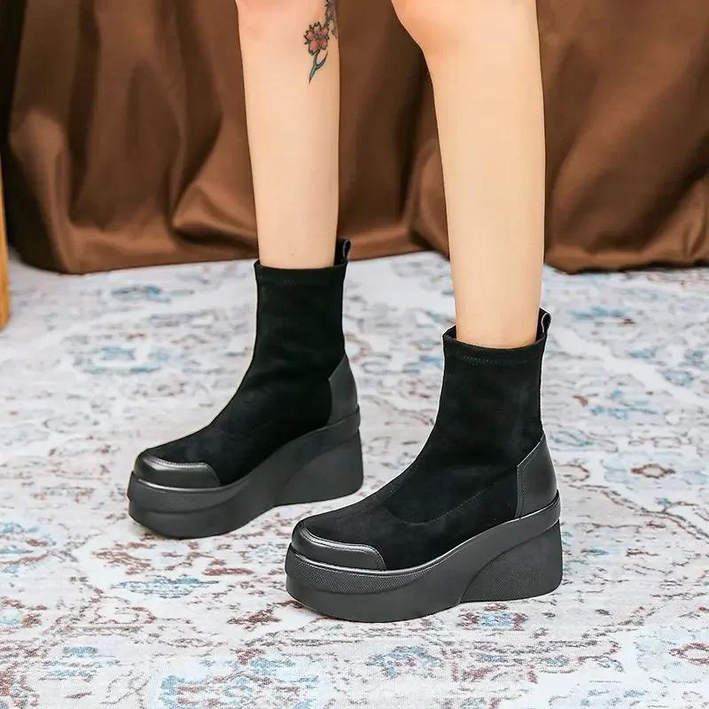 Autumn and Winter New Short Boots for Women, Fashionable Classic Black Boots, Casual and Comfortable Thick Soled Snow Boots