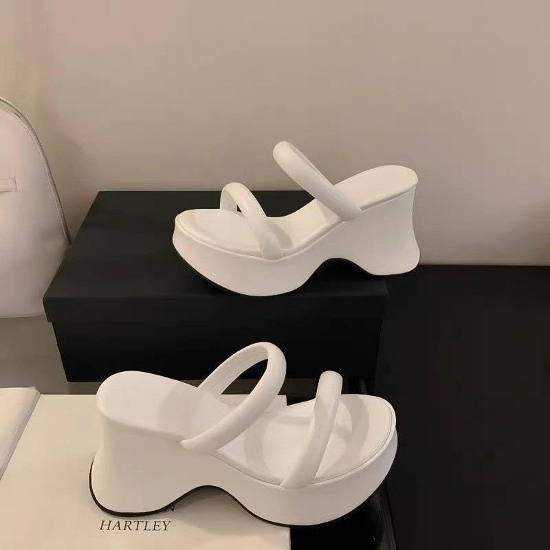 

Крутые шлепанцы на толстой подошве и танкетке для женщин, для высококлассной носки, лето 2025, новинка, универсальные босоножки на высоком каблуке с ремешком через подъем 37 белый