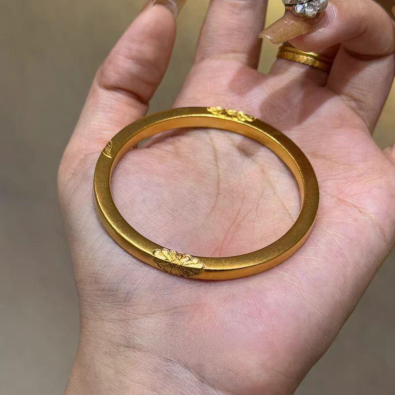 Gold Daisy Chased Bracelet & Ring Set: Elegant Women's Light Luxury Jewelry