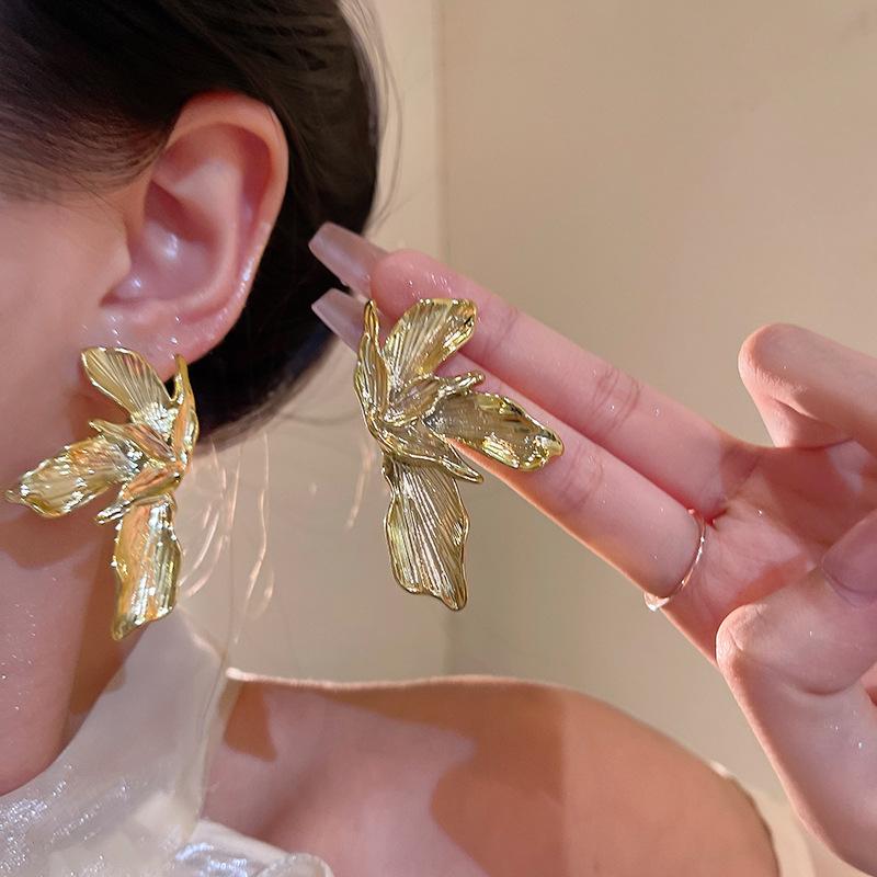 Three-dimensional Leaf Earrings Women's Exaggerated Cold Wind Stud Earrings Retro Temperament Earrings