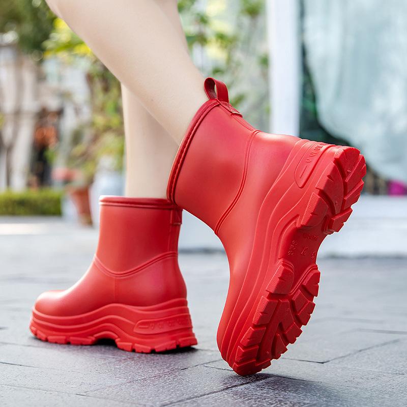 Rain shoes women's 2025 new medium tube waterproof shoes Internet celebrity fashion middle heel rubber shoes soft velvet warm rain boots