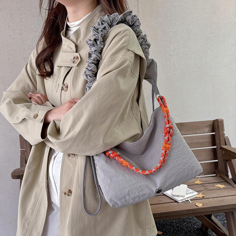 Ultra-light Casual Travel Bag Women's Casual Versatile Nylon Bag Sports Style Shoulder Storage Messenger Bag