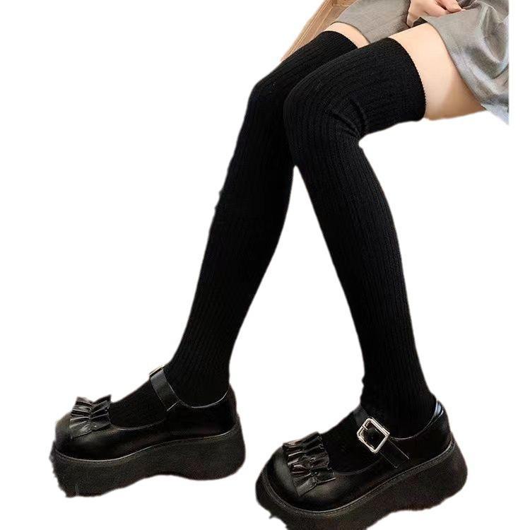 Meias Grossas Brancas Femininas Estendidas até o Joelho com Listras Verticais Finas