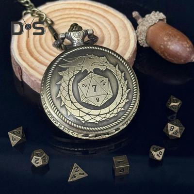 Miniaturowy zestaw kości DND z grawerowanym smokiem w kieszonkowym zegarku z 7 wielościennymi metalowymi kośćmi DND w estetyce retro zestaw kości do gier stołowych