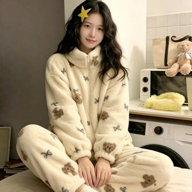 Set Pijama Confortabil din Fleece Coral pentru Femei Cu Fundă Imprimeu Urs Larg Cald Îmbrăcăminte de Noapte Ținută de Casă de Iarnă