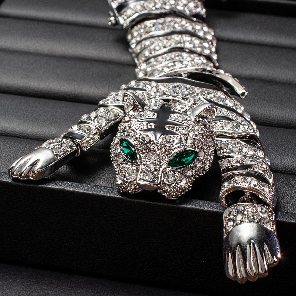 

«Роскошная ретро-брошь в виде северо-восточного тигра с отделкой из сплава, бриллиантов и капель масла»