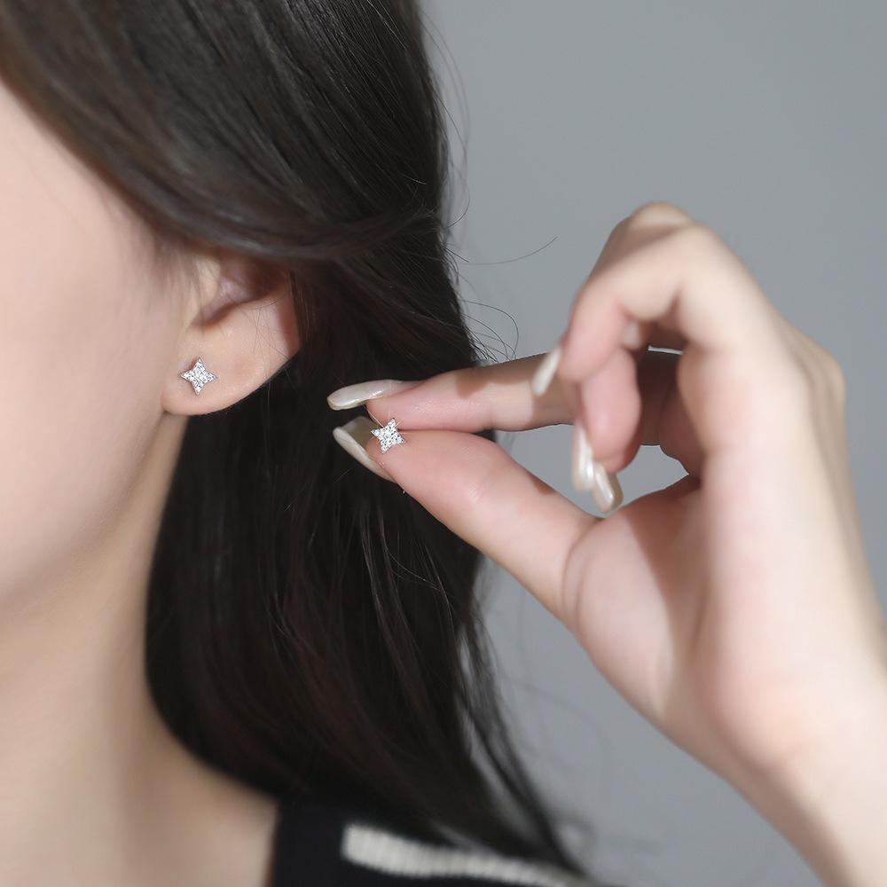Exquisite and Niche Micro Inlaid Starry Sky Four Pointed Star Earrings for Women, with A Minimalist and Compact Design