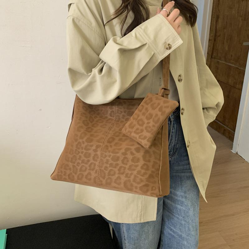 Leopard print bag women's 2025 new autumn and winter messenger bag women's bag large-capacity commuter tote bag fashionable shoulder bag