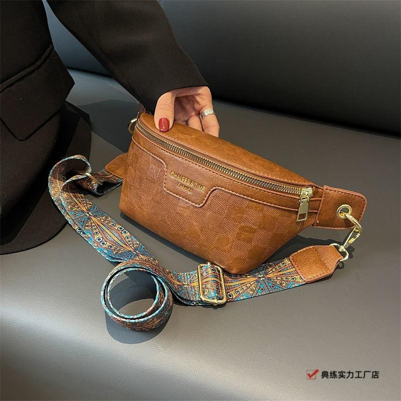 Retro niche design bag women's autumn and winter new fashion messenger bag small bag versatile popular breast bag fanny pack