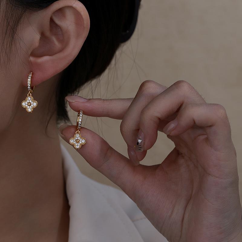 Golden Four-leaf Clover Earrings for Women, Sophisticated, Light Luxury Stud Earrings, Exquisite and Elegant Earrings