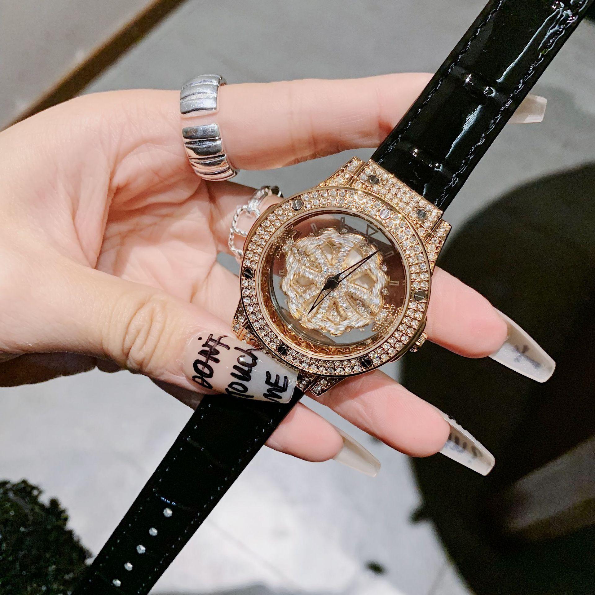 

Новые легкие роскошные вращающиеся часы с бриллиантами, модный и простой ремень, персонализированные полые прозрачные женские кварцевые часы