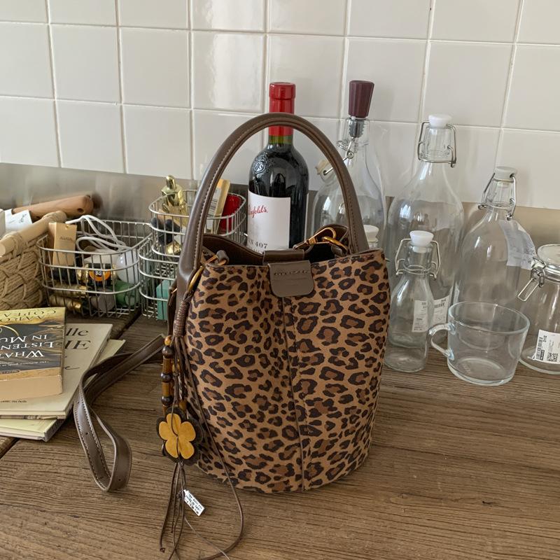 

Осень 2025 ретро матовая замшевая сумка-ведро высокая ценность мода портативная сумка-корзина для овощей повседневная на плечо сумка-мессенджер