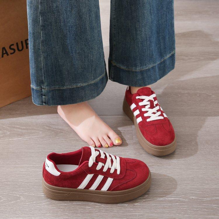 Kleine weiße Schuhe Damen 2025 neu beliebt Frühling und Sommer Mesh Tide Plateau Student vielseitig Sport und Freizeit Damenschuhe Board Schuhe