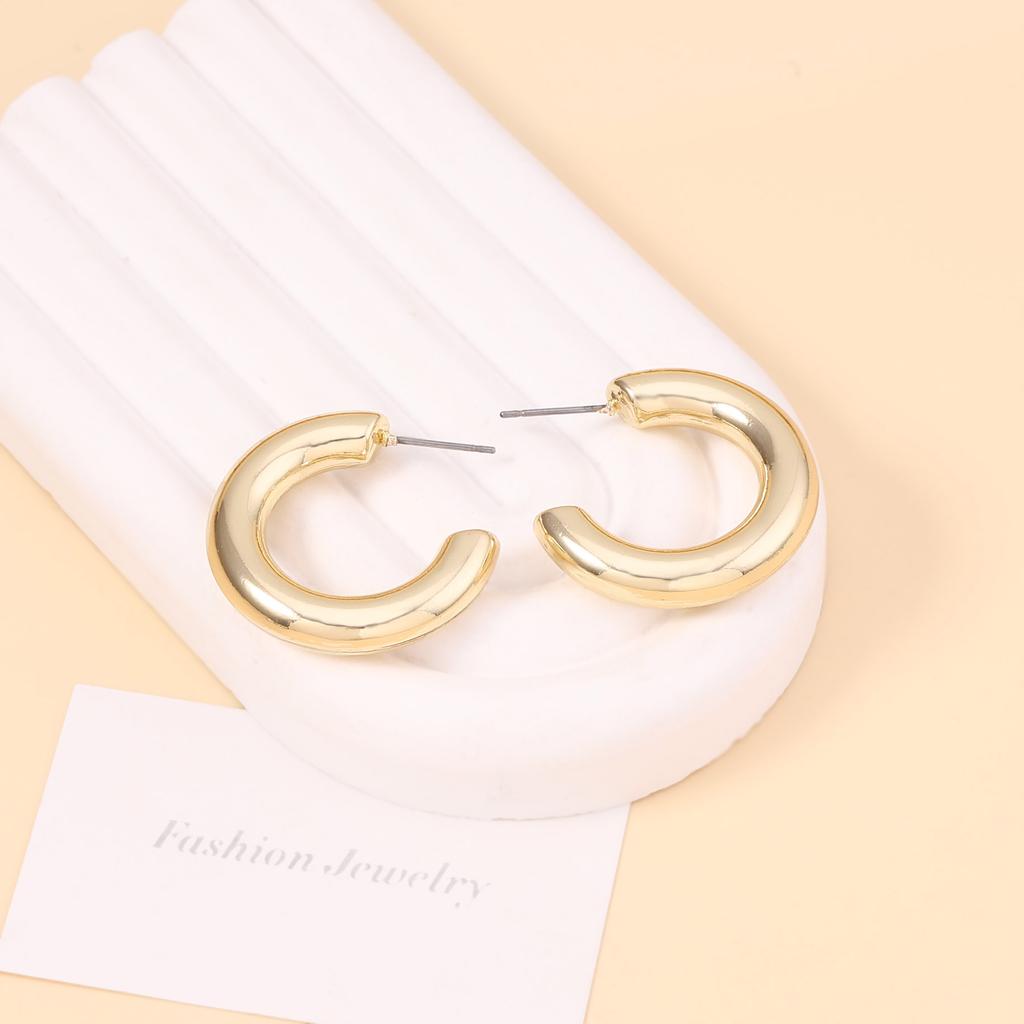 European and American hip-hop punk style metal unique texture, plain ring C-letter stud earrings, light luxury and high-end feel