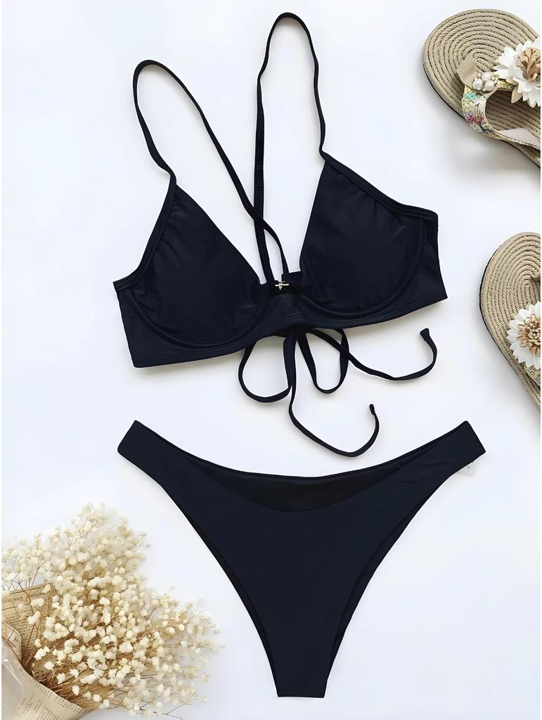 Costume da bagno bikini push-up con dettaglio laccetto, vita alta nera, cut-out. Costume da bagno bikini push-up con dettaglio laccetto, vita alta nera, cut-out.