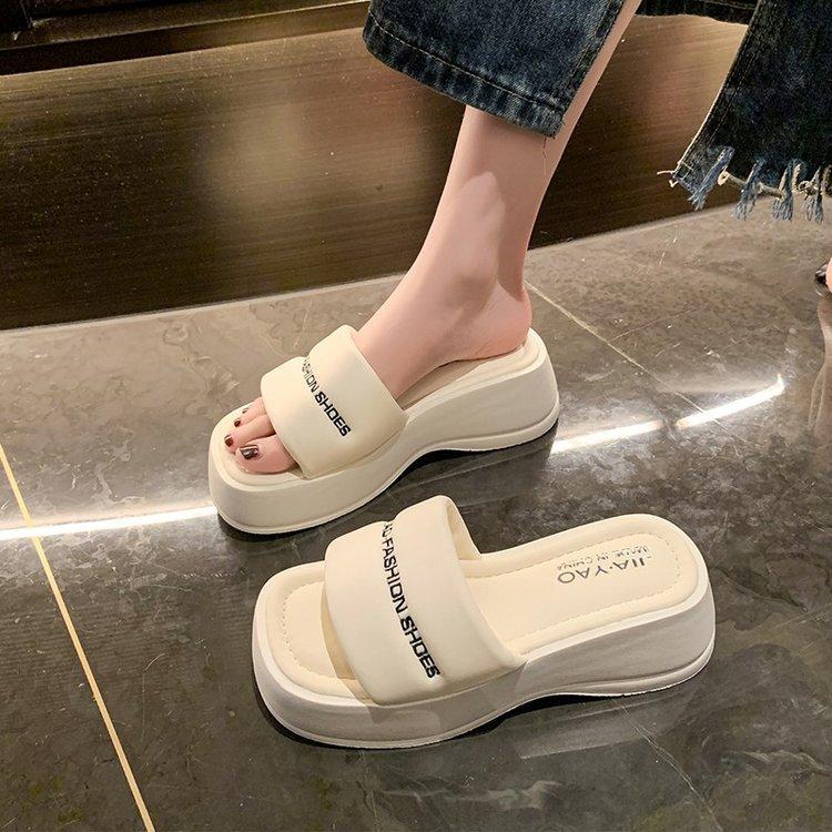 Feel Thick-soled Slippers Women's Summer Wear 2025 New Internet Celebrity Muffin Heightening Word Casual Beach Sandals
