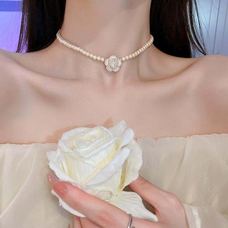 Real gold electroplated pearl and diamond-inlaid floral necklace, niche, fashionable, versatile collarbone chain, elegant and high-end accessory