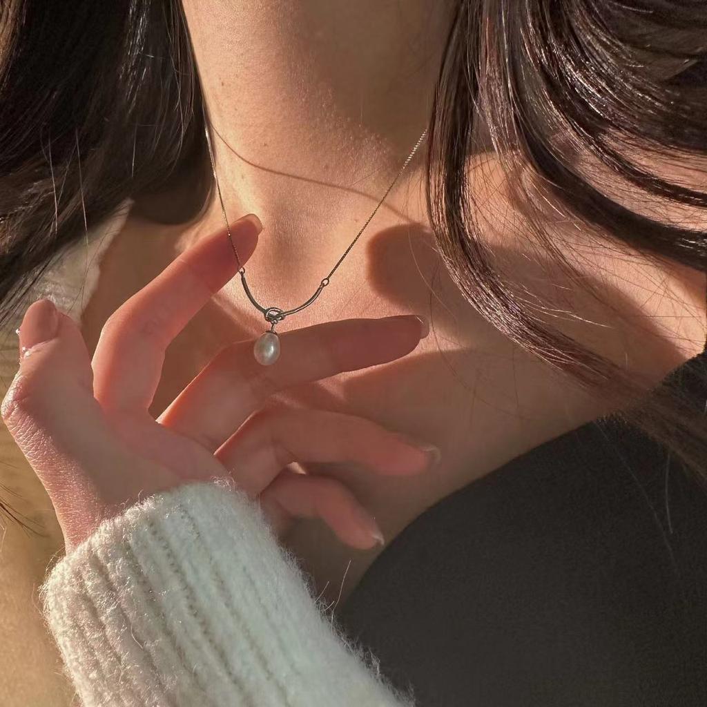 Pearl Pendant Necklace for Girls' Exquisite Ins High-end Light Luxury Gentle Temperament Clavicle Chain Gift