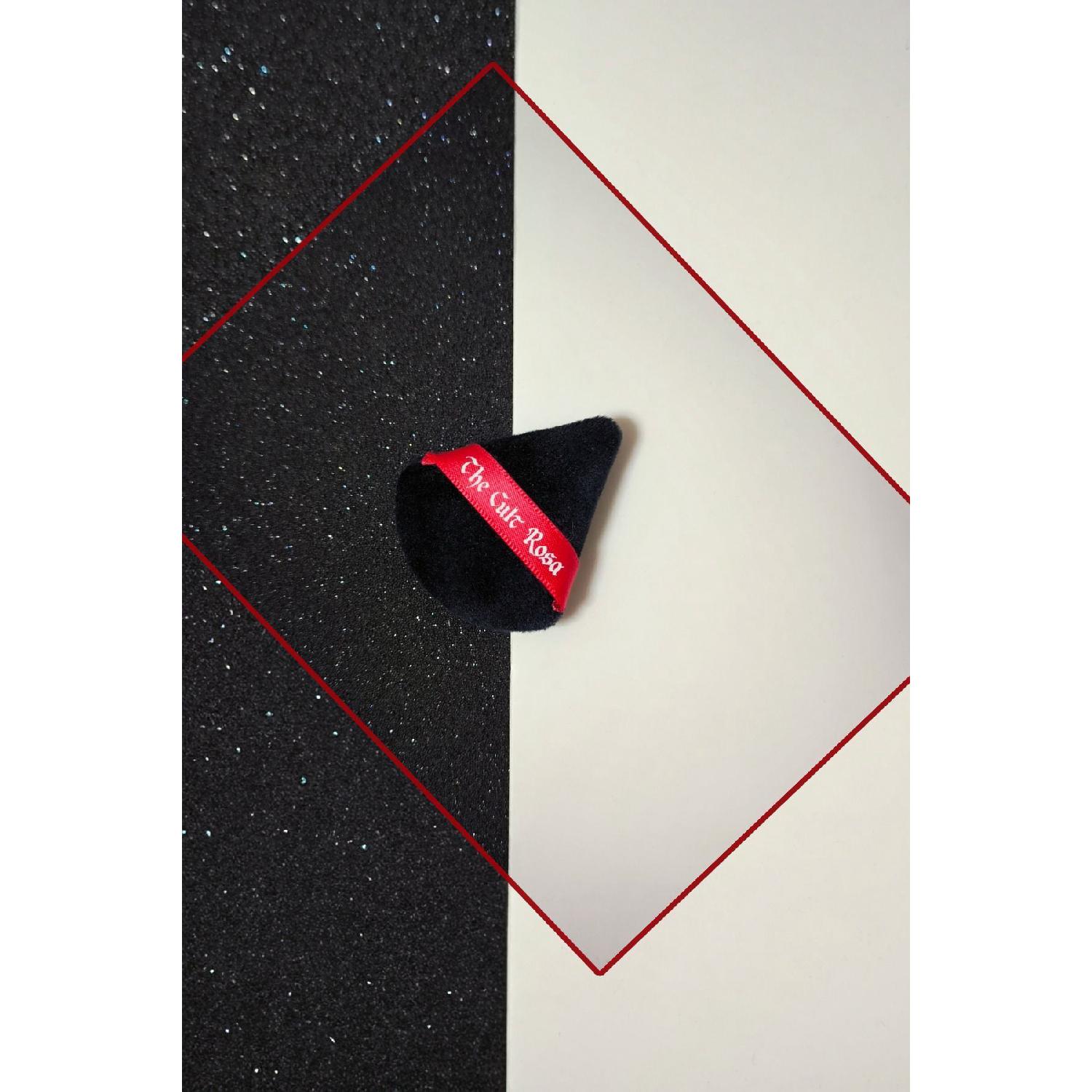 

Tiara Mini Triangle Velvet Puff - Powder Application Apparatus - 1 Piece