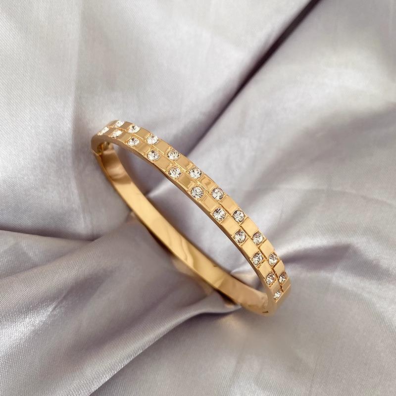 Brățară Versatilă din Oțel Titan pentru Femei - Brățară de Lux din Oțel Inoxidabil de Înaltă Calitate cu Diamante Complete, Lux Ușor și Placare Vacuum Fără Decolorare.