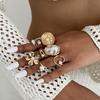 7-teiliges Set Vintage unregelmäßige Imitation Perlenringe für Damen Mode Geometrische Metallblumenringe Set Böhmischer Schmuck Zubehör