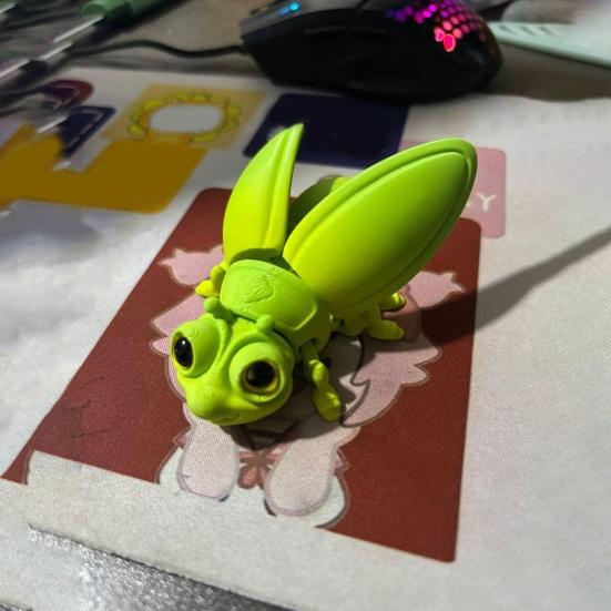 3D Printed Firefly Ornament Cute Magnetic Firefly Figurine with Glow-in-the-dark Tail Colorful Firefly Refrigerator Magnet for Home Decor Fun Gift