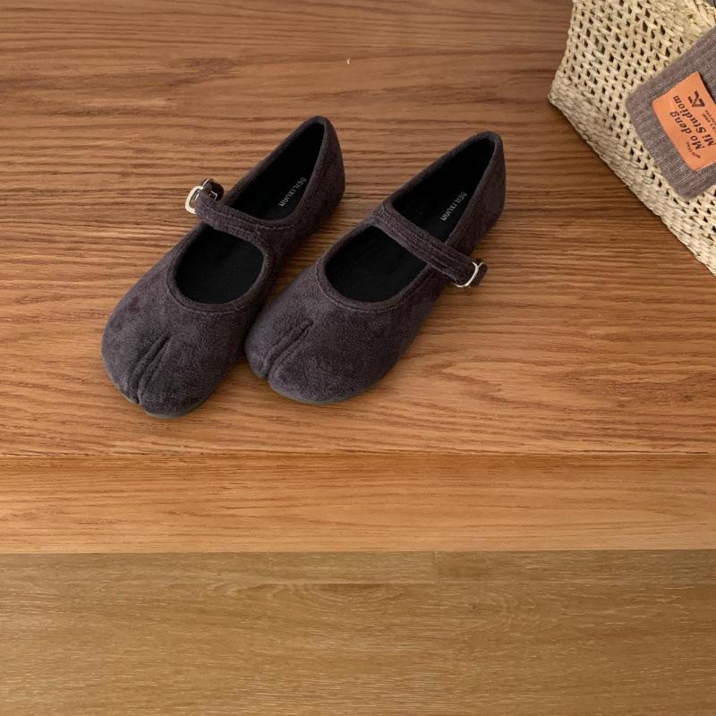 Retro suede split-toed pig's trotters flat-soled single shoes women's shoes 2025 new spring and autumn horseshoe Mary Jane shoes women