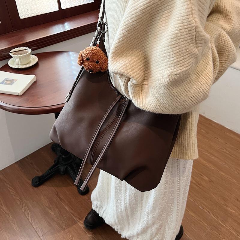 Casual retro large-capacity bag women's 2025 new autumn and winter commuter shoulder messenger bag fashionable dumpling bag