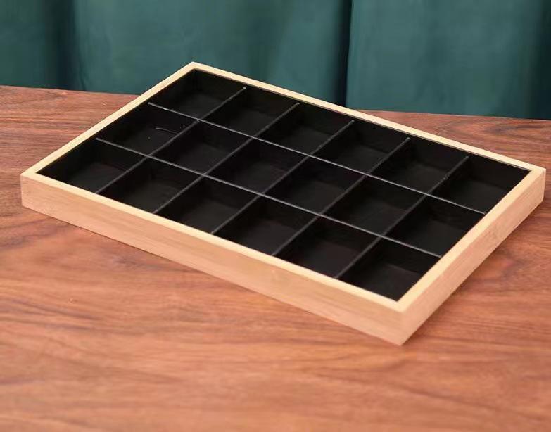 

Бамбуковый лоток для демонстрации ювелирных изделий с 18 отделениями для колец, ожерелий, браслетов, часов и браслетов-манжет. 35.5 x 24.5 x 3 cm