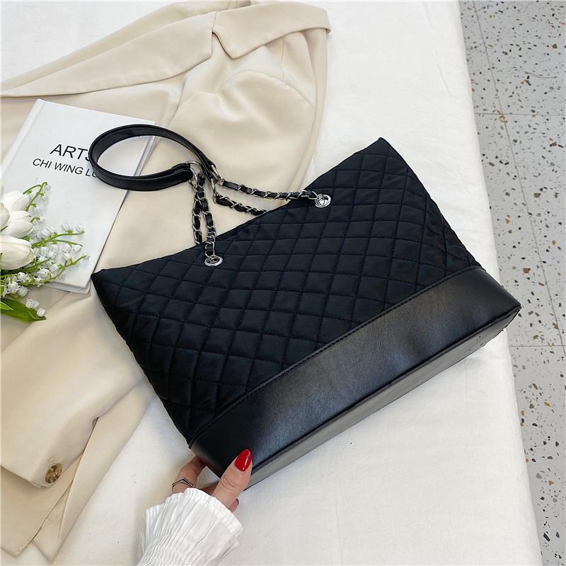 

Сумка большой вместимости женская 2025 осень новая текстура нишевая бриллиантовая цепочка зарубежный стиль классная сумка для поездок на работу сумка-тоут