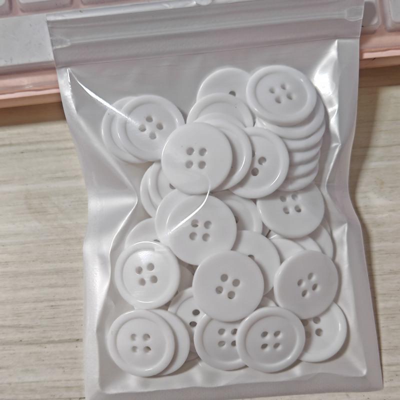 50 Stück Einfache 4-Loch-Knöpfe 20 mm Rund Harz Flachrücken Knöpfe Pullover Rock Zubehör