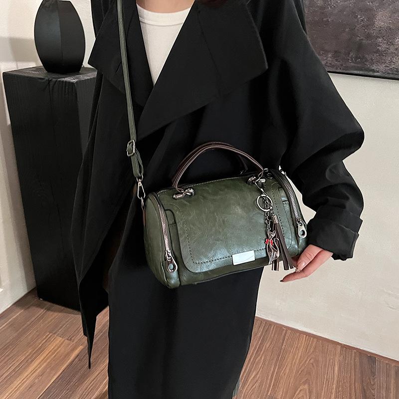 Ladies' high-end retro Boston bag, casual versatile shoulder bag, messenger bag with fringed portable pendant.