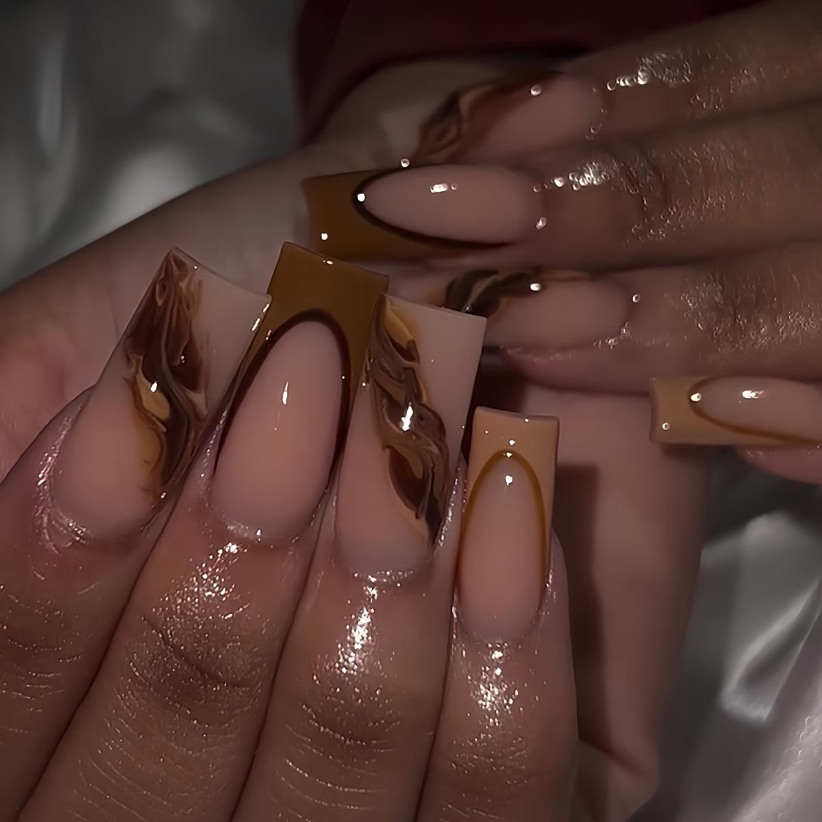 

Набор из 24 накладных ногтей Luxe Coffee Brown - средний квадрат, глянцевая отделка с цветным блоковым дизайном, включает пилочку для ногтей и клей-гель Fashion