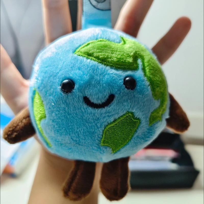 Pluszowa Zabawka Kreatywny Mały Wisiorek Ziemia Lalka Wisiorek do Torebki Uroczy Pluszowy Breloczek Wisiorek Zabawka na Prezent Wypełnienie Bawełną Dekoracja Prezent