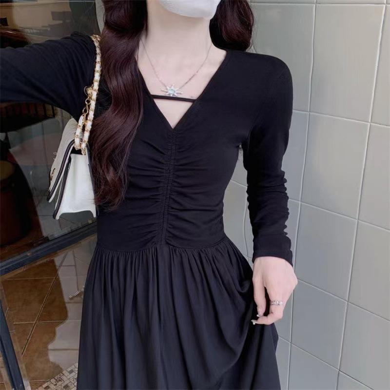 Autumn new niche design sense retro V-neck temperament thin waist small black dress dress