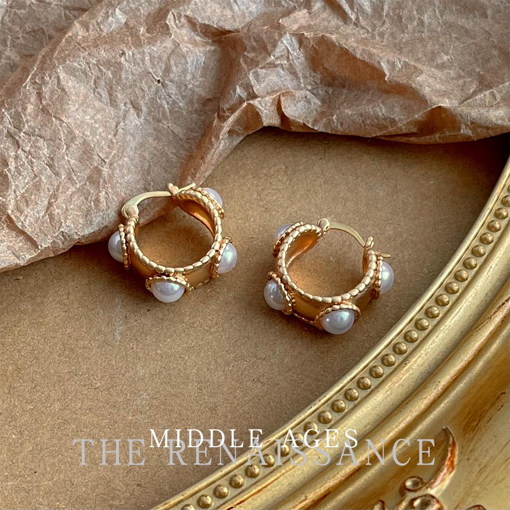 Pre-Owned Baroque Pearl Floral Stud Earrings: Vintage French Retro Light Luxury Jewelry